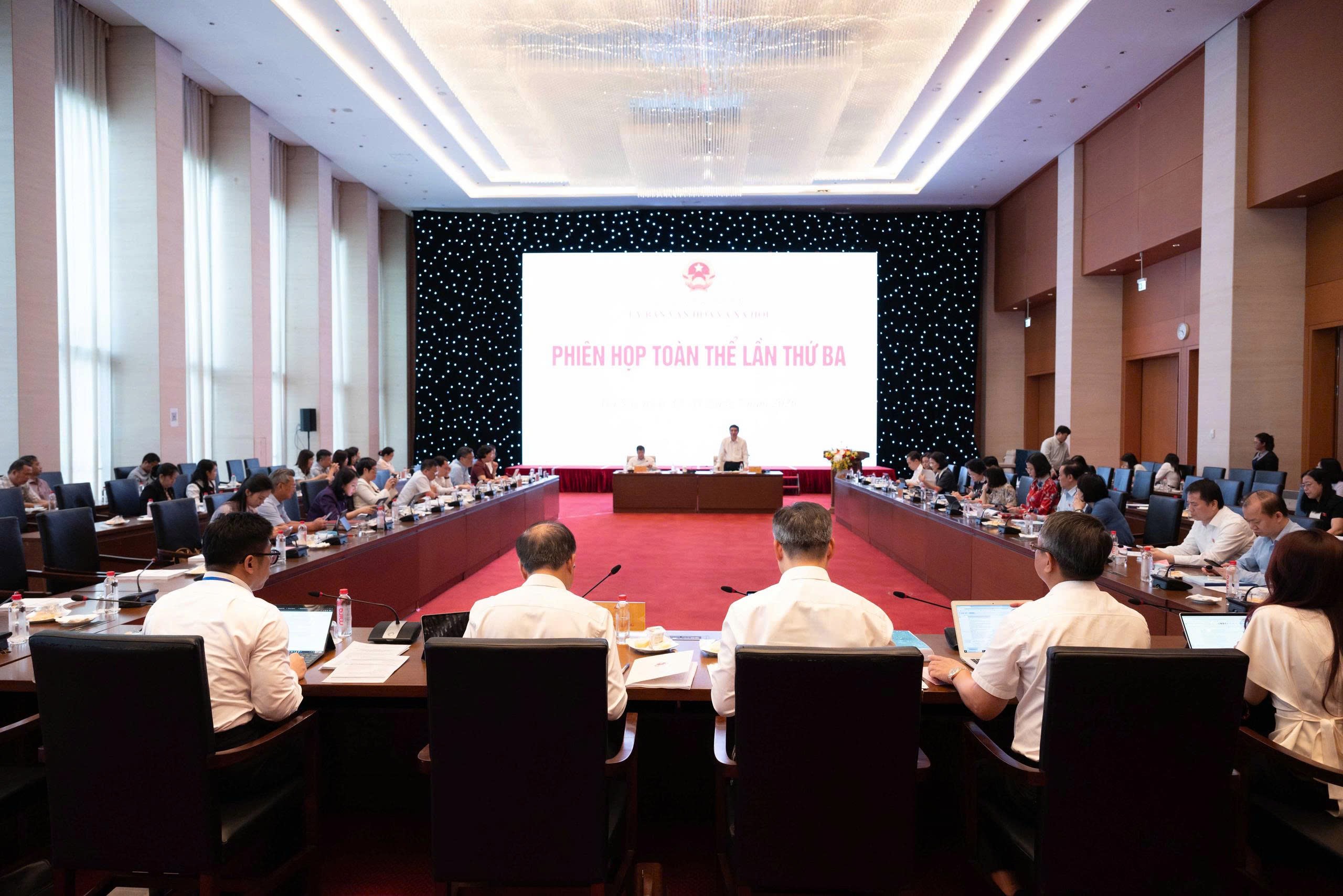 Phiên họp toàn thể lần thứ Ba của Ủy ban Văn hóa và Xã hội: Thẩm tra dự án Luật sửa đổi, bổ sung một số điều của Luật Người lao động Việt Nam đi làm việc ở nước ngoài theo hợp đồng
