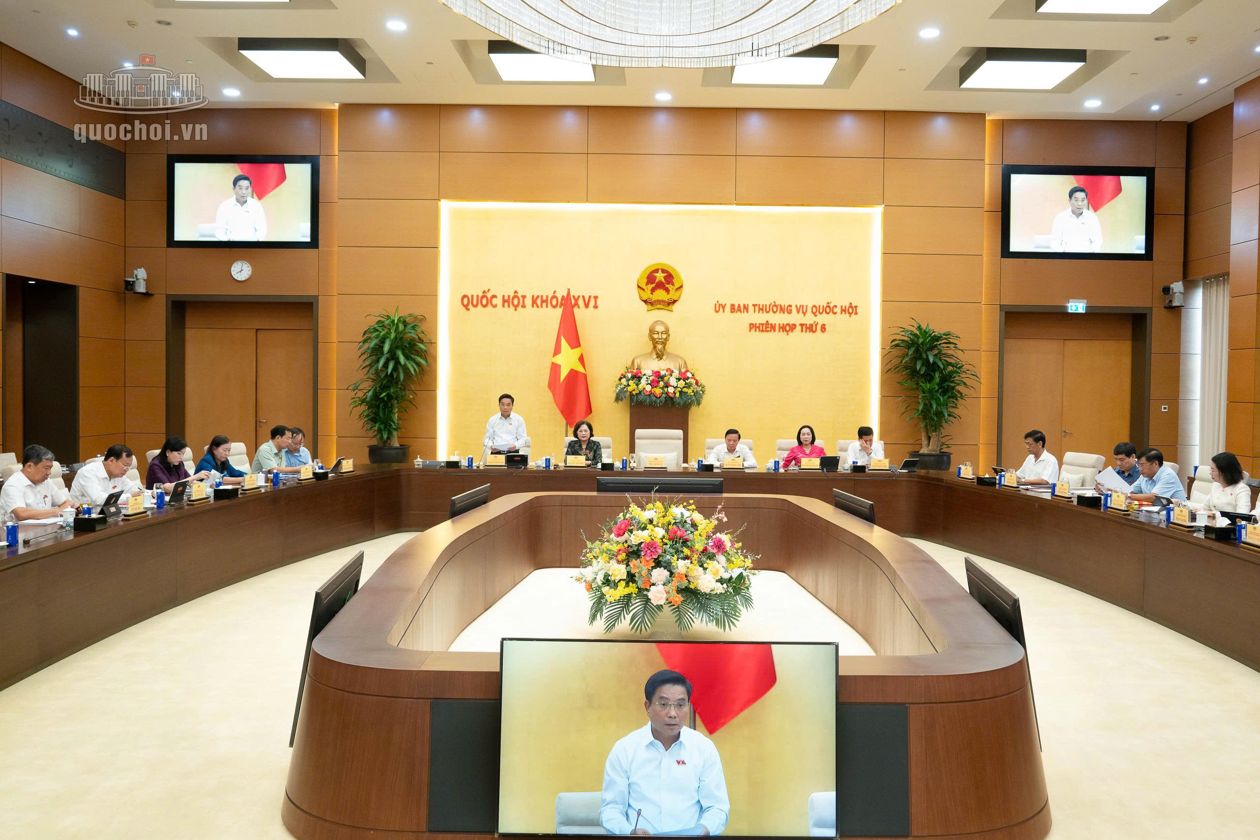 Đẩy mạnh phân quyền, cắt giảm, đơn giản hóa thủ tục hành chính, điều kiện kinh doanh